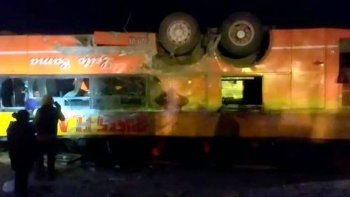 Vuelco de bus deja una menor fallecida y 45 heridos