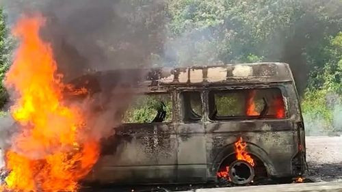 Minibús se incendia en la ruta Cochabamba–Santa Cruz y deja una mujer herida