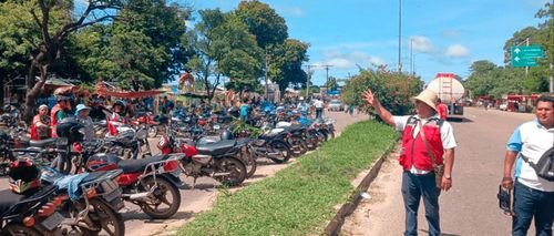 Mototaxistas mantienen bloqueos y advierten toma de refinería