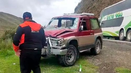 Tres heridos tras choque frontal entre vagoneta y bus en la ruta Cochabamba-Santa Cruz