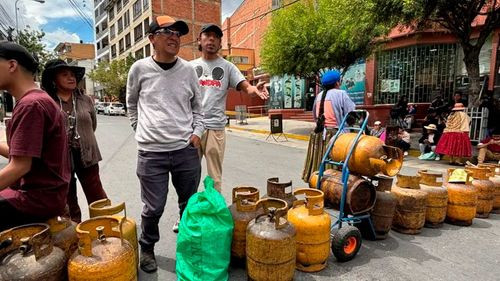 Vecinos bloquean avenida en La Paz por falta de GLP