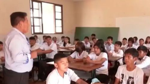 Normativa escolar 2026 prohíbe celulares y uniformes obligatorios