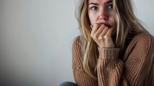 Qué hay detrás del hábito de comerse las uñas, según la psicología