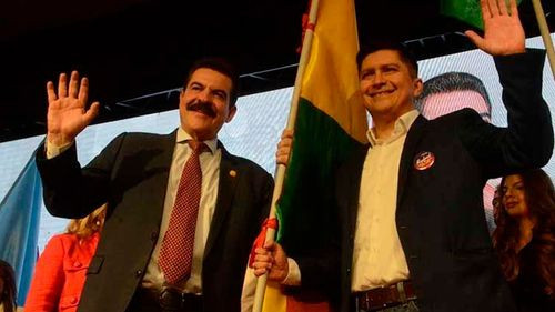Manfred Reyes Villa presenta a Juan Carlos Medrano como su vicepresidente con mensaje de renovación