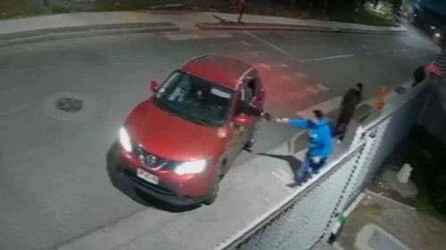 Ladrones le devuelven su carnet y le dan consejos tras asaltarlo en Puente Alto