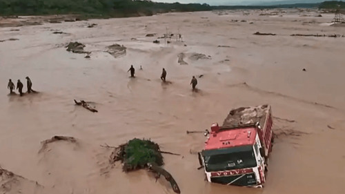  Camión queda atrapado en el río Piraí por crecida de aguas y evacúan a tres ocupantes