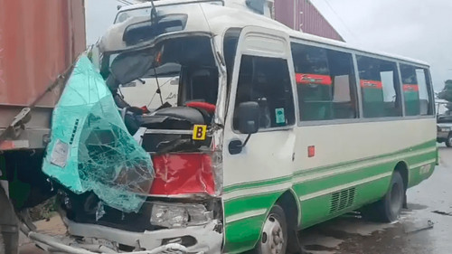 Aparatoso accidente entre un micro, un minibús y un camión en La Guardia deja heridos 