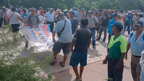  Productores bloquean la carretera Bioceánica en protesta contra el contrabando de arroz