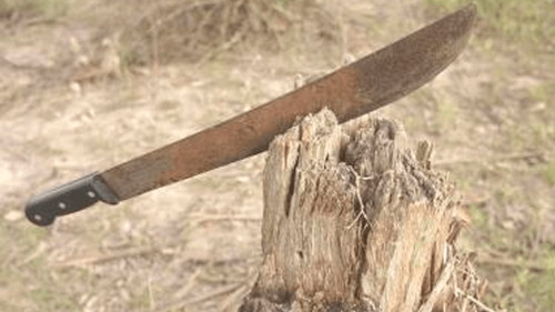  Hombre que intentó defender a una persona es herido con machete durante pelea de pandillas