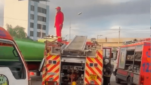 Incendio destruye toda la mercadería de una tienda de lubricantes en Cochabamba