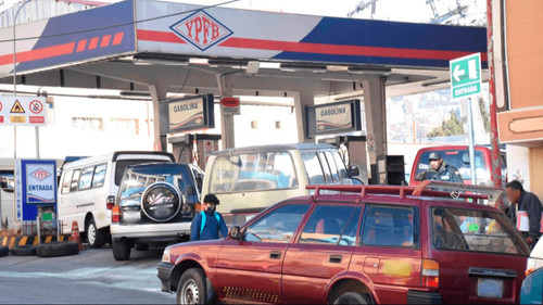 Las filas en los surtidores continúan pese al compromiso de YPFB para normalizar el abastecimiento de combustible