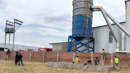 Bombero herido en explosión de fábrica en Santa Cruz sigue internado  