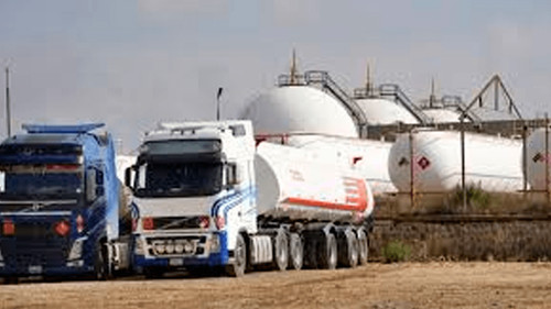 Cisternas aguardan para descargar combustible en la planta de YPFB de Puerto Villarroel