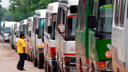 Estudiante es apuñalado dentro de un micro durante asalto en el tercer anillo de Santa Cruz