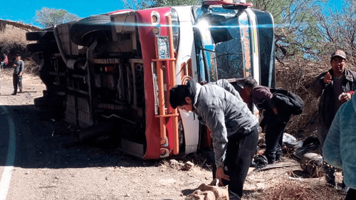 Dos fallecidos y varios heridos en  de tránsito en la ruta Potosí - Oruro