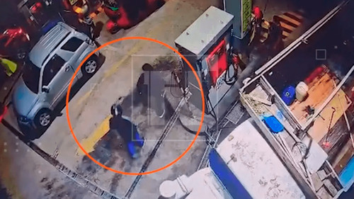 Asaltan un surtidor en Santa Cruz: cuatro delincuentes armados roban Bs 10 mil y huyen en motocicleta