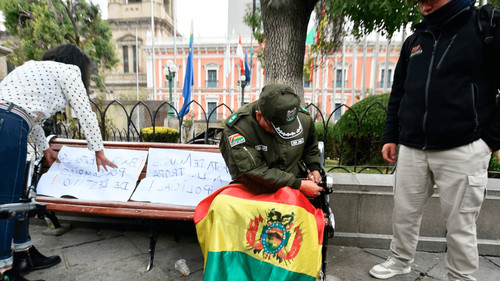Funcionario policial denuncia corrupción y se encadena frente al Gobierno