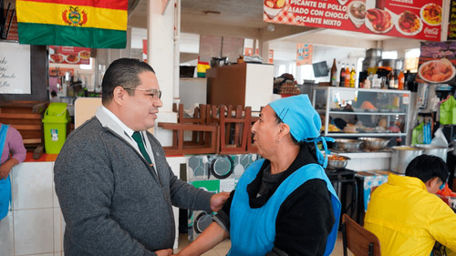Fiscal General visita a “caseritas” del Mercado Central en Sucre