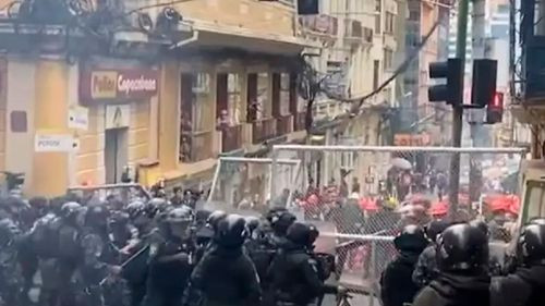 Protestas contra DS 5503: Policía interviene con gas lacrimógeno a marcha de la COB en Plaza Murillo