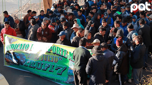 Transportistas marchan en La Paz por falta de combustible