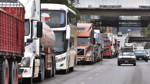 Transporte pesado en crisis por falta de combustible y advierte medidas drásticas