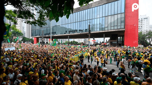 Bolsonaro moviliza a miles en defensa propia