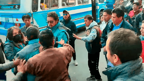 Liberan a dos choferes arrestados por agresión en conflicto de tarifas de transporte público