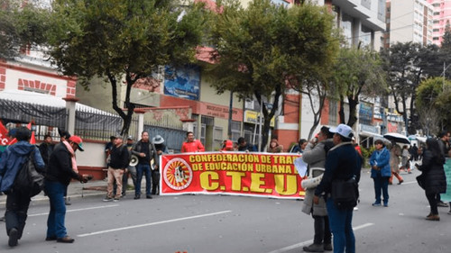Maestros urbanos cierran la avenida Arce en protesta por demandas incumplidas