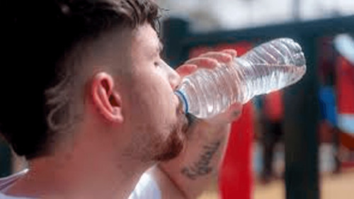 Impacto de la exposición solar en botellas de agua de plástico