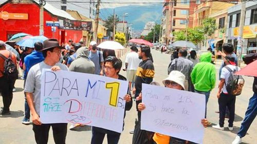 Estudiantes de la UMSS exigen respeto al pasaje diferenciado y bloquean avenida en Cochabamba 