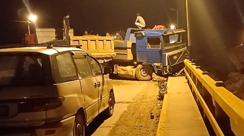 Camión choca contra separador y baranda del puente Viloma en Cochabamba