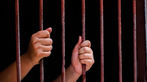 Padre encarcelado por abuso sexual a su hija de cinco años tras la muerte de la madre