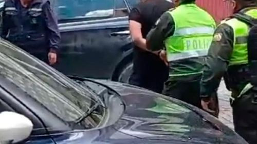 Chofer ebrio choca contra motocicleta y se resiste al arresto en La Paz