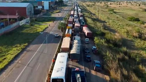 Mototaxistas bloquean vía Santa Cruz - Warnes por alza de tarifas