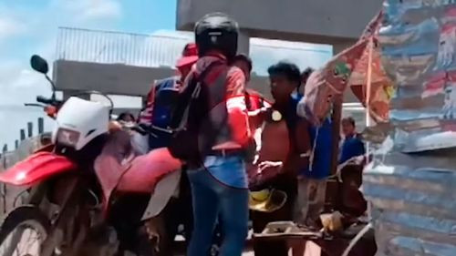 Hombre amenaza con arma a limpiador callejero en el Plan 3000 tras acusarlo de robo