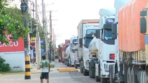 Persisten las filas por diésel en Santa Cruz con largas esperas de flotas y camiones